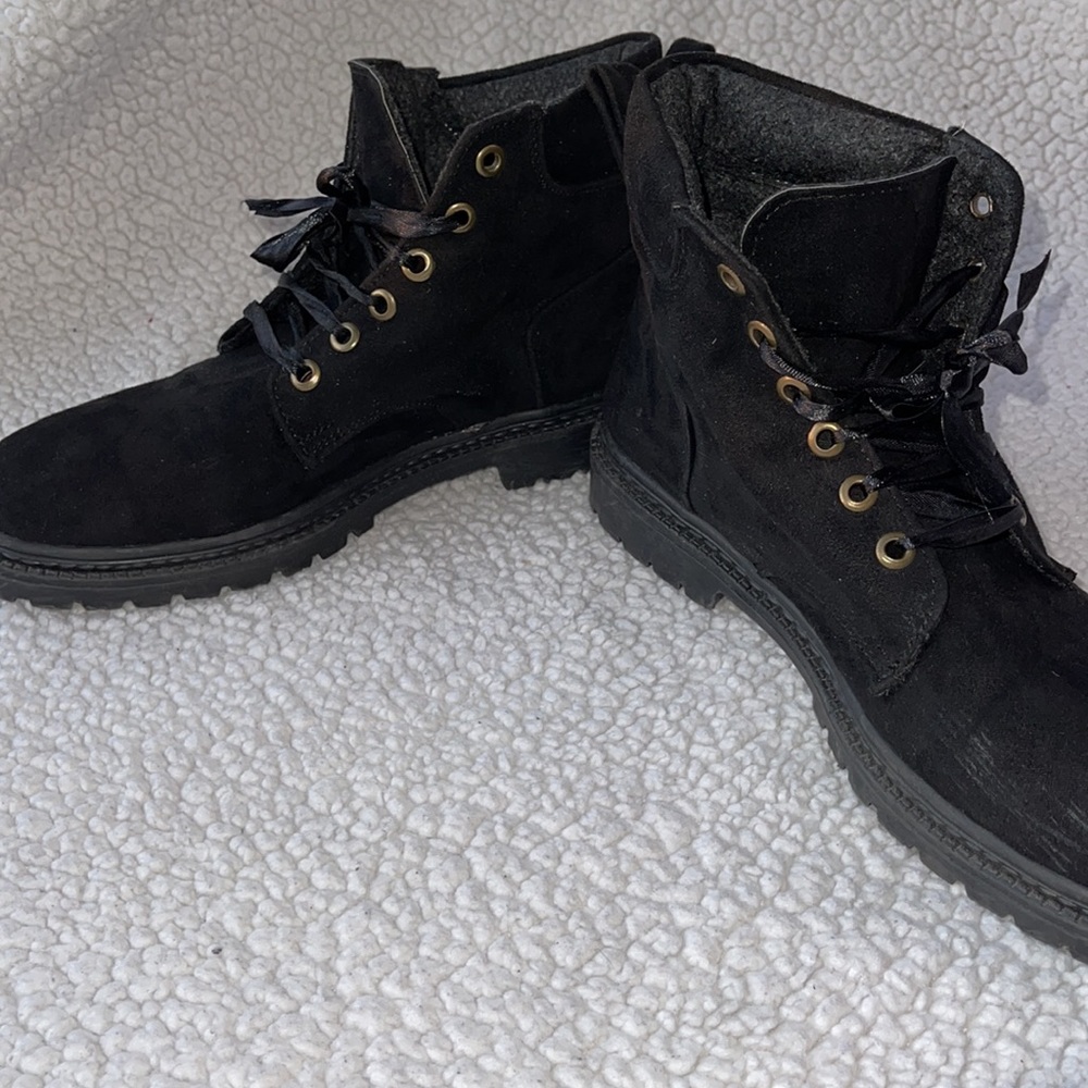 Combat Woman’s Boot. Size: 8
